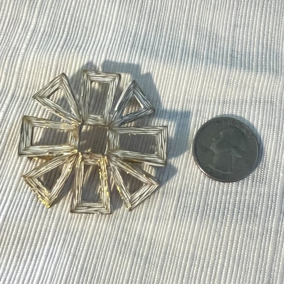 Rare LISA gold tone and white enamel brooch - Picture 4 of 4